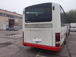 Autobus zaparkowany na terenie stacji diagnostycznej po policyjnej kontroli.