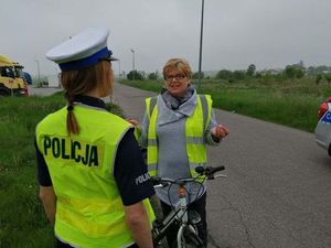 Policjantka rozmawia z rowerzystką.