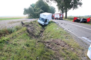Wypadek z udziałem samochodu VW i Iveco.