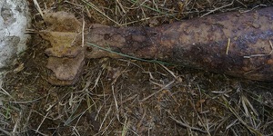 tylna część granatu moździerzowego leżącego w lesie