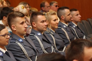 siedzący policjanci korpusu szeregowych