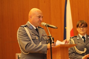 przemawiający komendant powiatowy policji w inowrocławiu