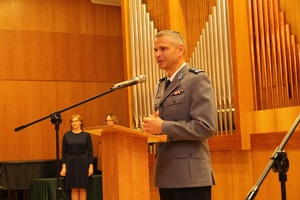 zastępca komendanta wojewódzkiego policji przemawia na scenie