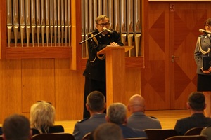 ksiądz, kapelan lokalnych służb mundurowych w mundurze strażackim przemawia na scenie
