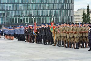 Służby podczas uroczystych obchodów Święta Policji w Warszawie.