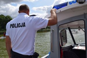 Policyjny wodniak kontroluje jezioro Gopło.
