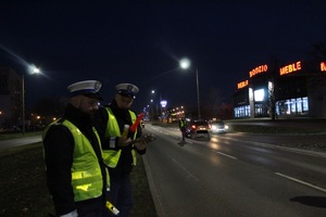 Policjanci edukują uczestników ruchu