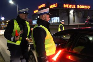 Policjant podaje kierowcy alcoblow