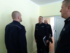Zastępca Komendanta Wojewódzkiego Policji w Bydgoszczy odbiera meldunek
