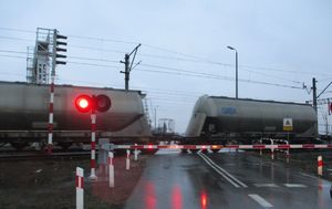 Widoczny przejazd kolejowy w Batkowie