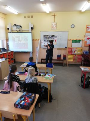 Policjantka uczy dzieci o bezpieczeństwie