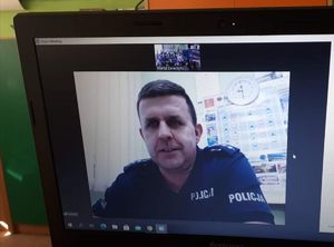 Policjant na ekranie komputera