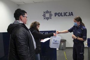 Policjantka wręcza nagrody młodzieży z Zespołu Szkół imienia Marka Kotańskiego w Inowrocławiu
