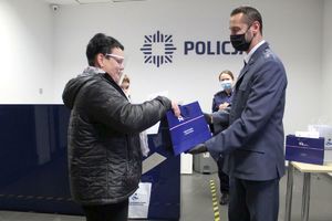 Nauczycielka z Zespołu Szkół imienia Marka Kotańskiego w Inowrocławiu otrzymała upominek od funkcjonariusza z Zakładu Karnego