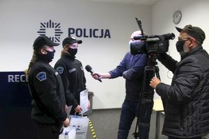 Funkcjonariusz Zakładu Karnego udziela wywiadu Miejskiej Telewizji na temat konkursu