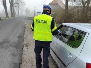 Policjant prowadzi kontrolę pojazdu i kierowcy