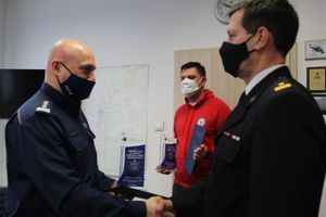Przedstawiciel Straży Pożarnej otrzymuje podziękowania