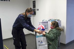 Policjantka nagradza dziecko