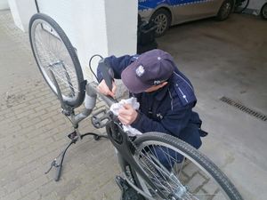 policjant znakuje rower