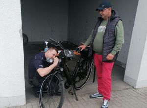 policjant oznacza rower